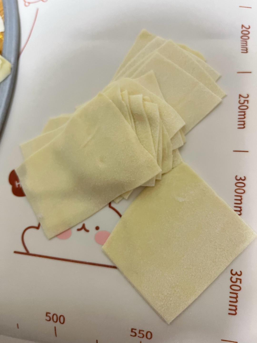 薄如蝉翼的手擀馄饨皮