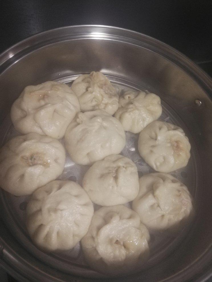 松软多汁的肉包子
