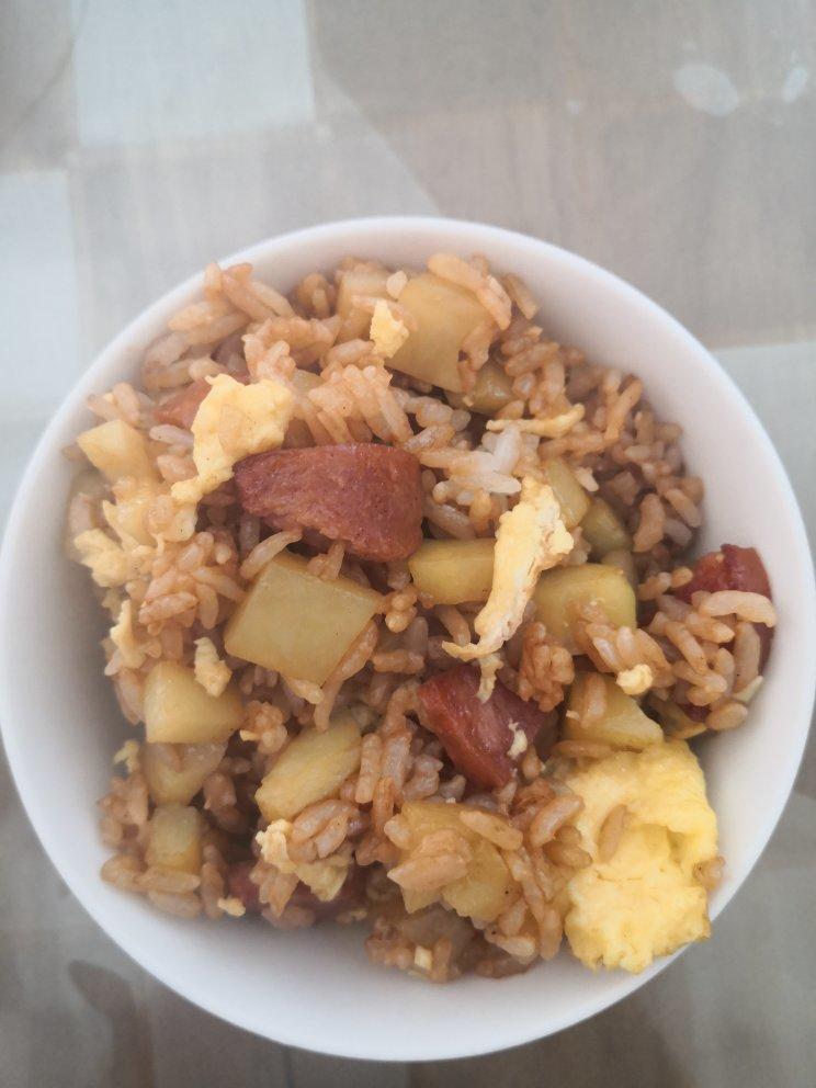 香到喊妈的销魂土豆香肠炒饭～