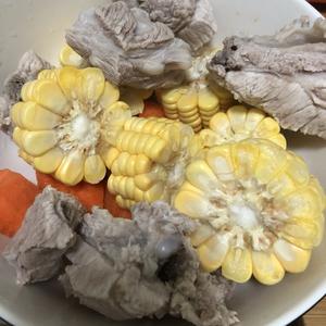 玉米🌽胡萝卜🥕排骨汤的做法 步骤1