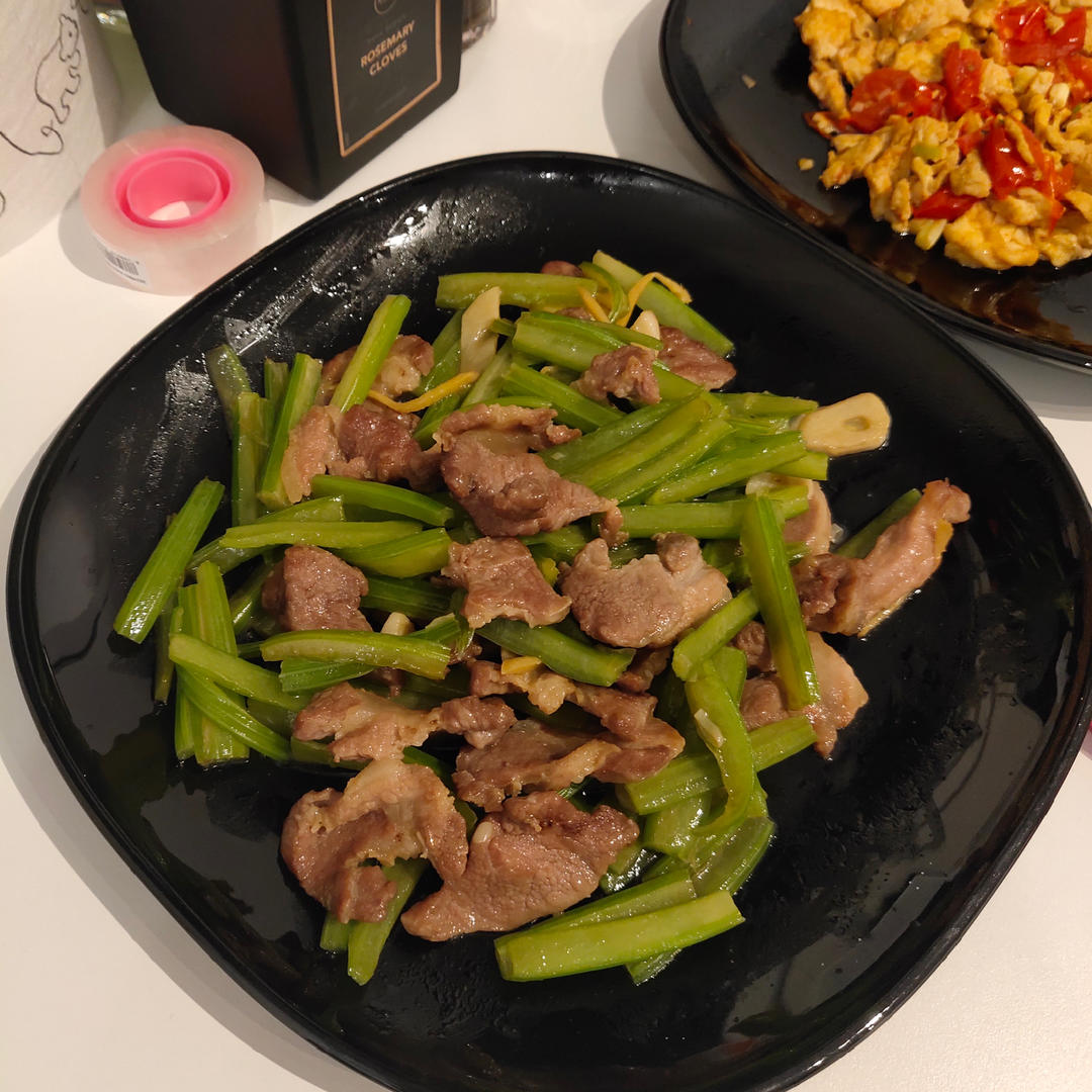 能干三碗饭的芹菜炒肉
