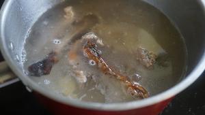 胡萝卜玉米鸭架汤的做法 步骤5