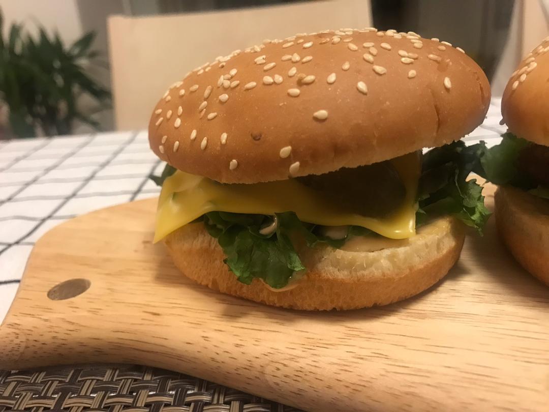 正宗的麦当劳双吉牛肉汉堡