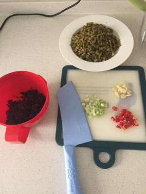 肉沫酸豆角和肉沫霉干菜的做法 步骤1