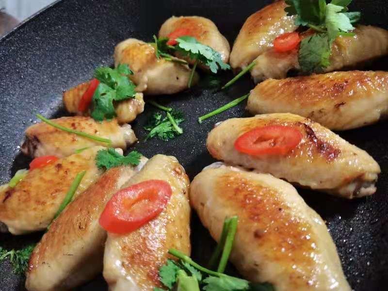 平底锅做外酥里嫩的香煎鸡翅（含视频）