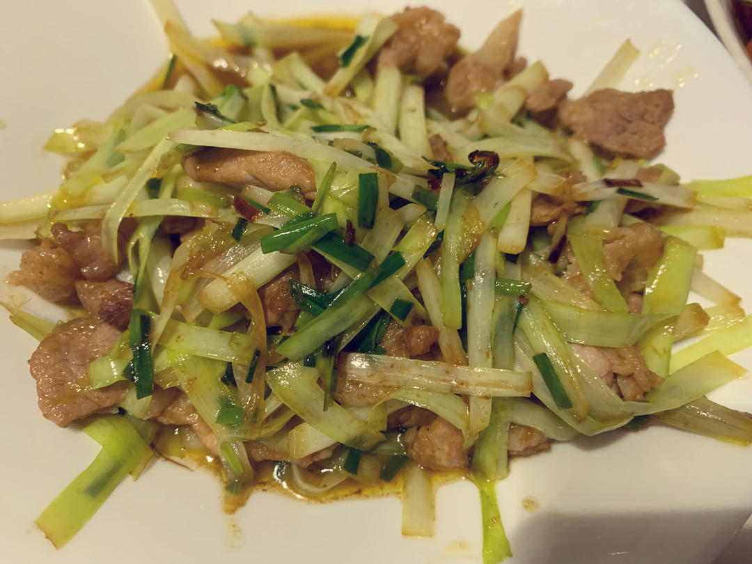 韭黄炒肉丝 ➰韭黄不只炒鸡蛋才好吃啊😋