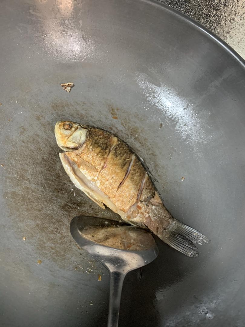 白萝卜丝鲫鱼汤