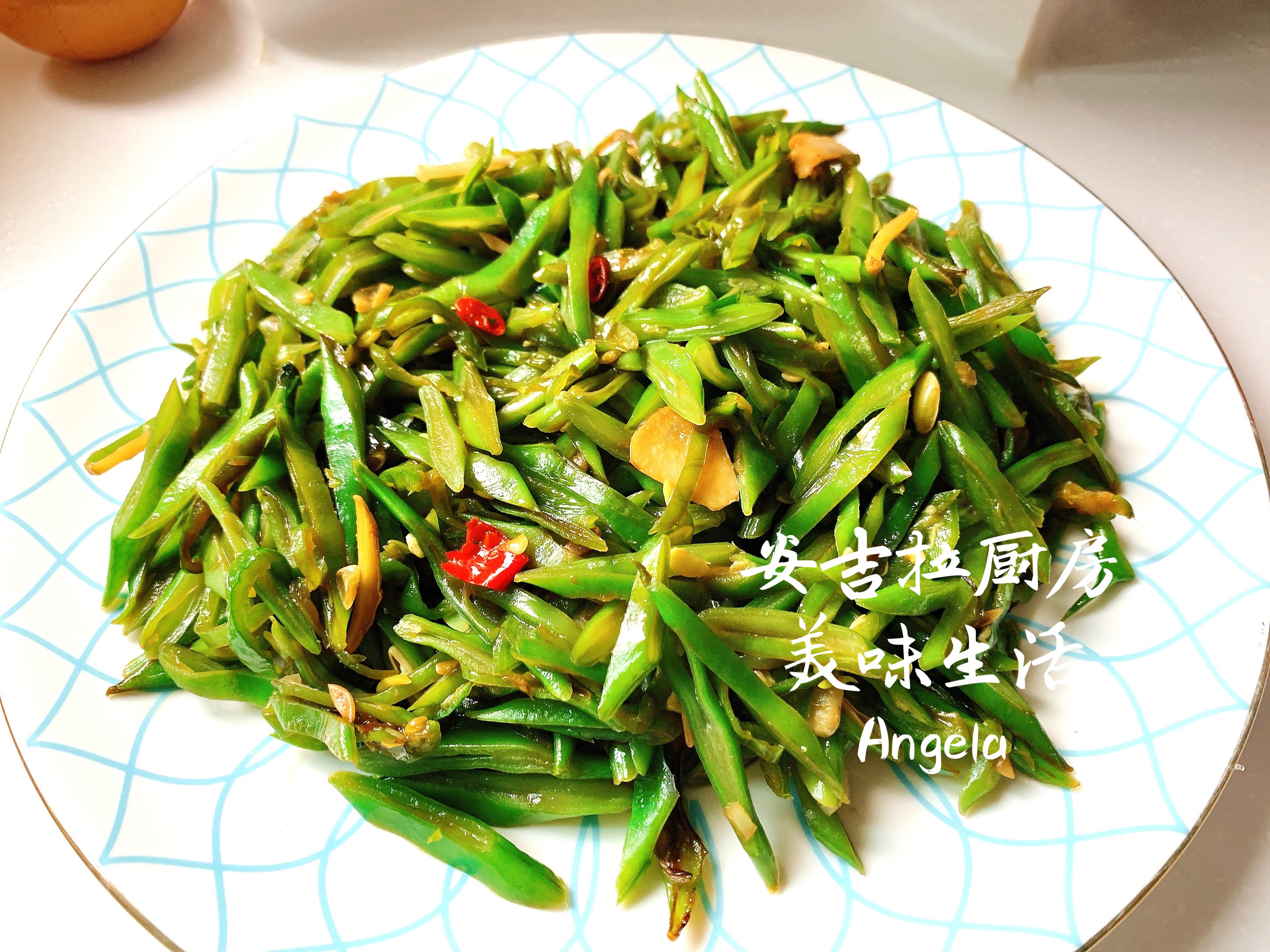安吉拉厨房👩🏻‍🍳扁豆炒辣椒的做法