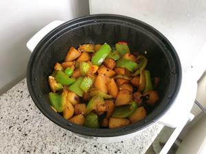 【宿舍版】土豆块炒青椒的做法 步骤4
