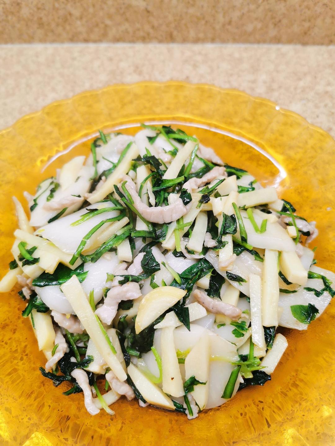 荠菜肉丝炒年糕