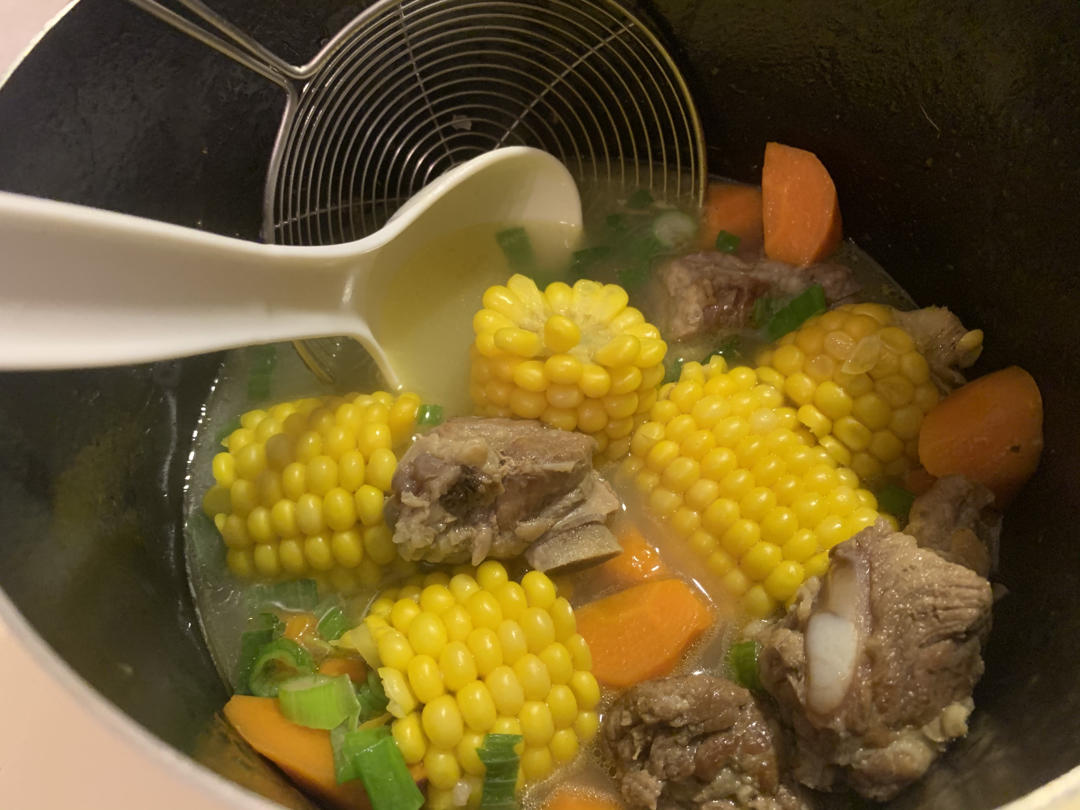 滋补养生 —— 玉米胡萝卜清炖排骨汤🌽