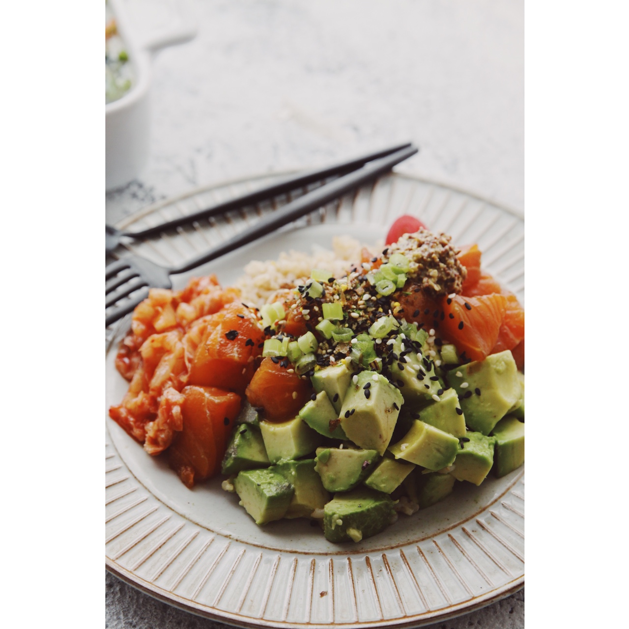 风一样的女侠做的三文鱼牛油果盖饭,风靡夏威夷的poke拌饭