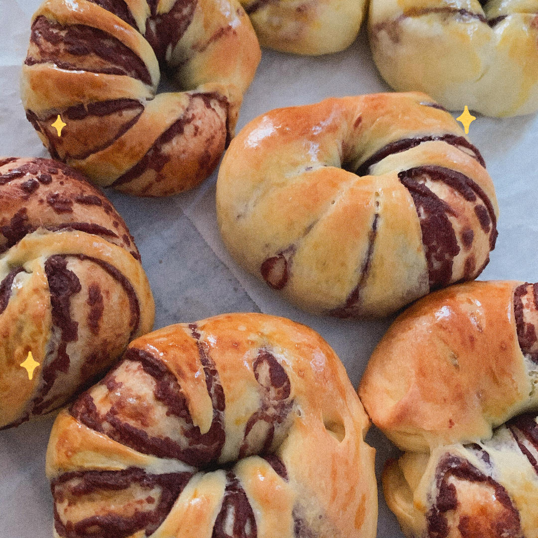 街头卖爆的毛毛虫豆沙面包