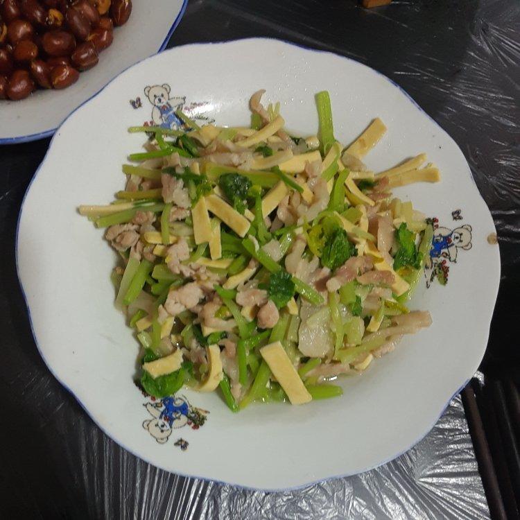 芹菜炒肉