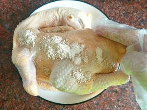 原汁原味～砂锅盐焗鸡的做法 步骤2