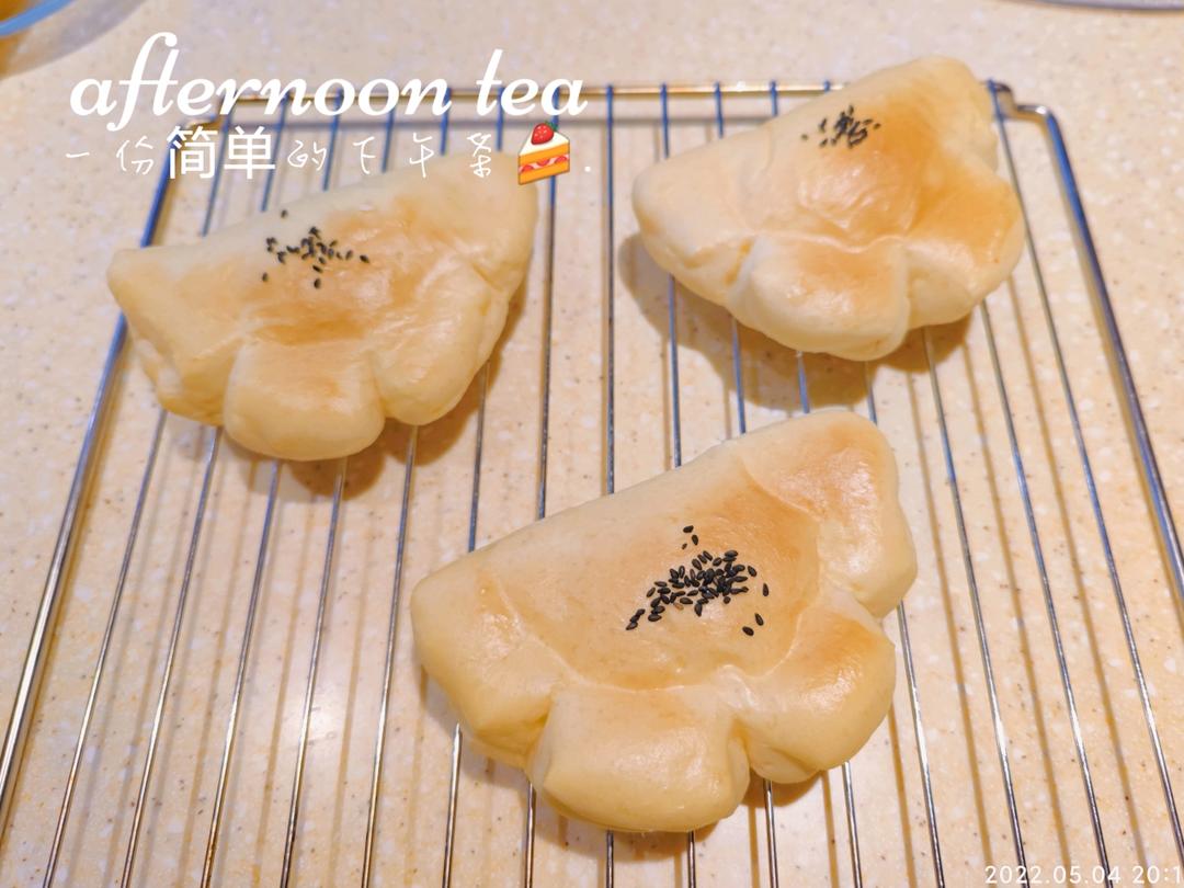 复古卡仕达夹馅面包