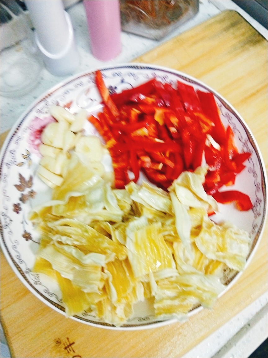 花菜腐竹炒肉的做法 步骤3