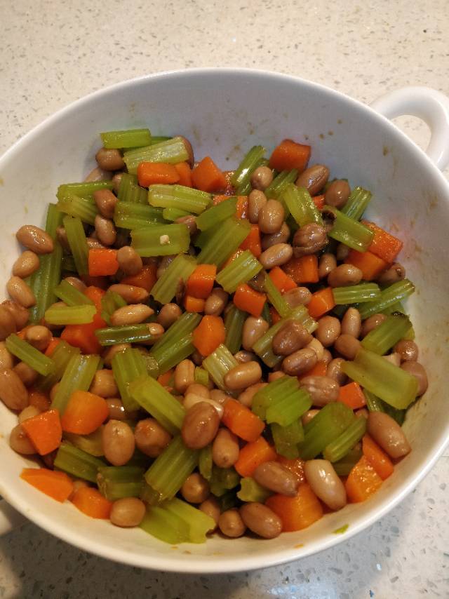 凉拌芹菜花生米胡萝卜