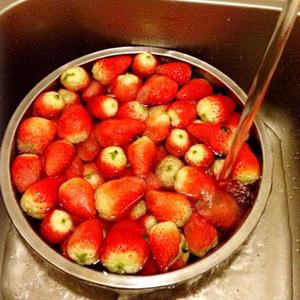 草莓酱的做法 步骤1