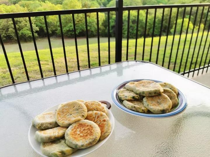 半烫面韭菜鸡蛋盒子(一半开水一半凉水)
