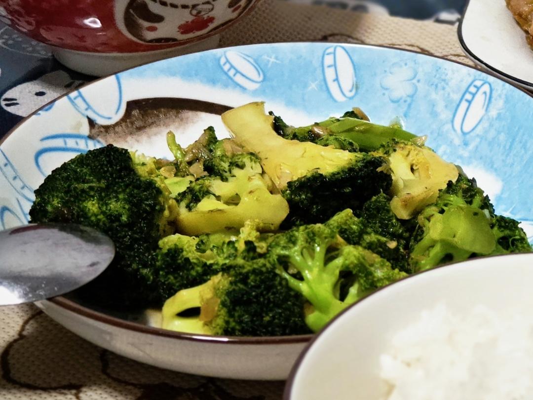 好吃到爆的耗油蒜蓉西兰花(从不修图，喜欢请关注)