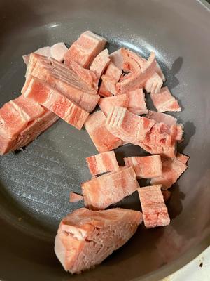 超级下饭的蒜苔炒肉的做法 步骤2