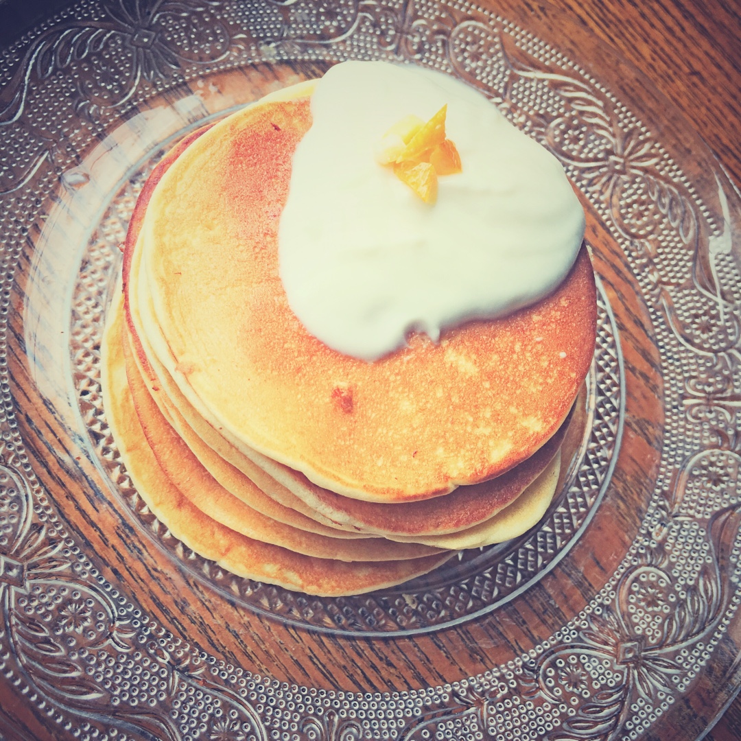 【酸奶松饼yogurt pancake】，搭上黑莓果酱和枫糖的美味。
