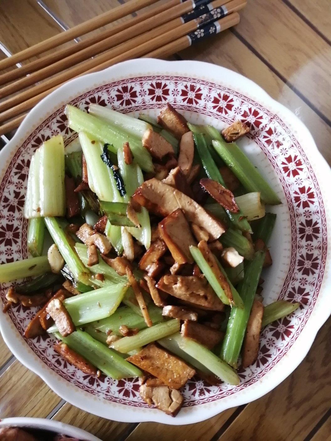 午餐晚餐简单快手下饭菜芹菜炒香干