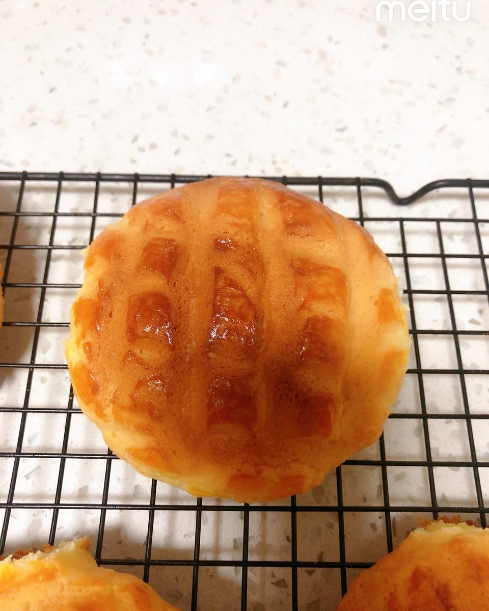 好吃到炸裂的港式菠萝包（附带制作酥皮的小视频）