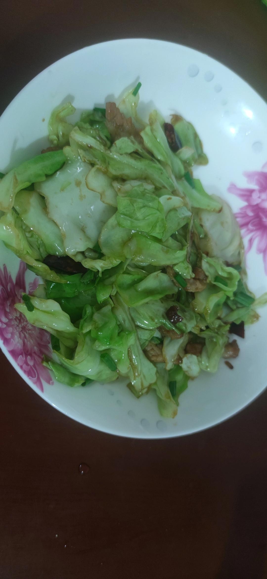 包菜这样炒才下饭，又香又好吃，次次做都光盘