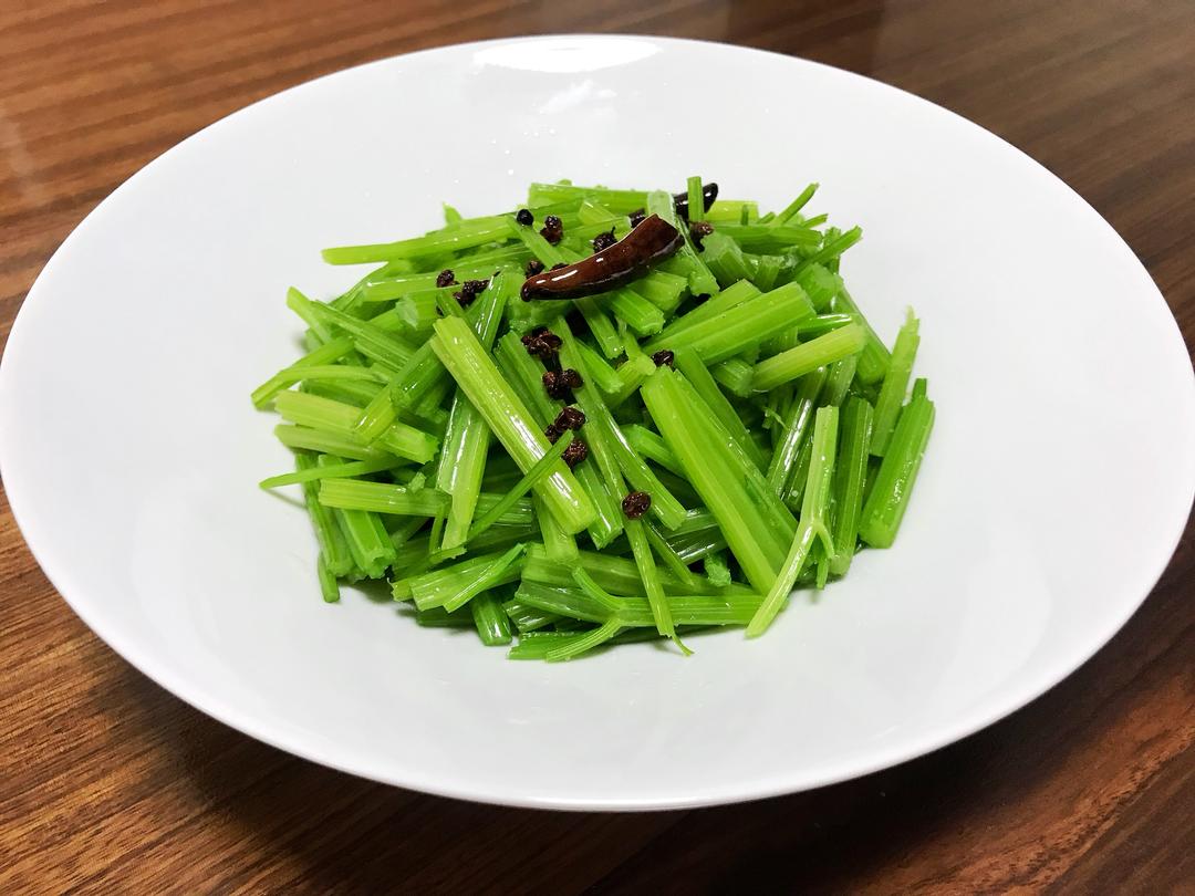 家常拌芹菜的做法