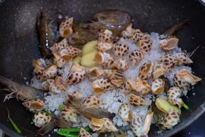 十分钟就能做好的盐焗花螺大虾的做法 步骤7