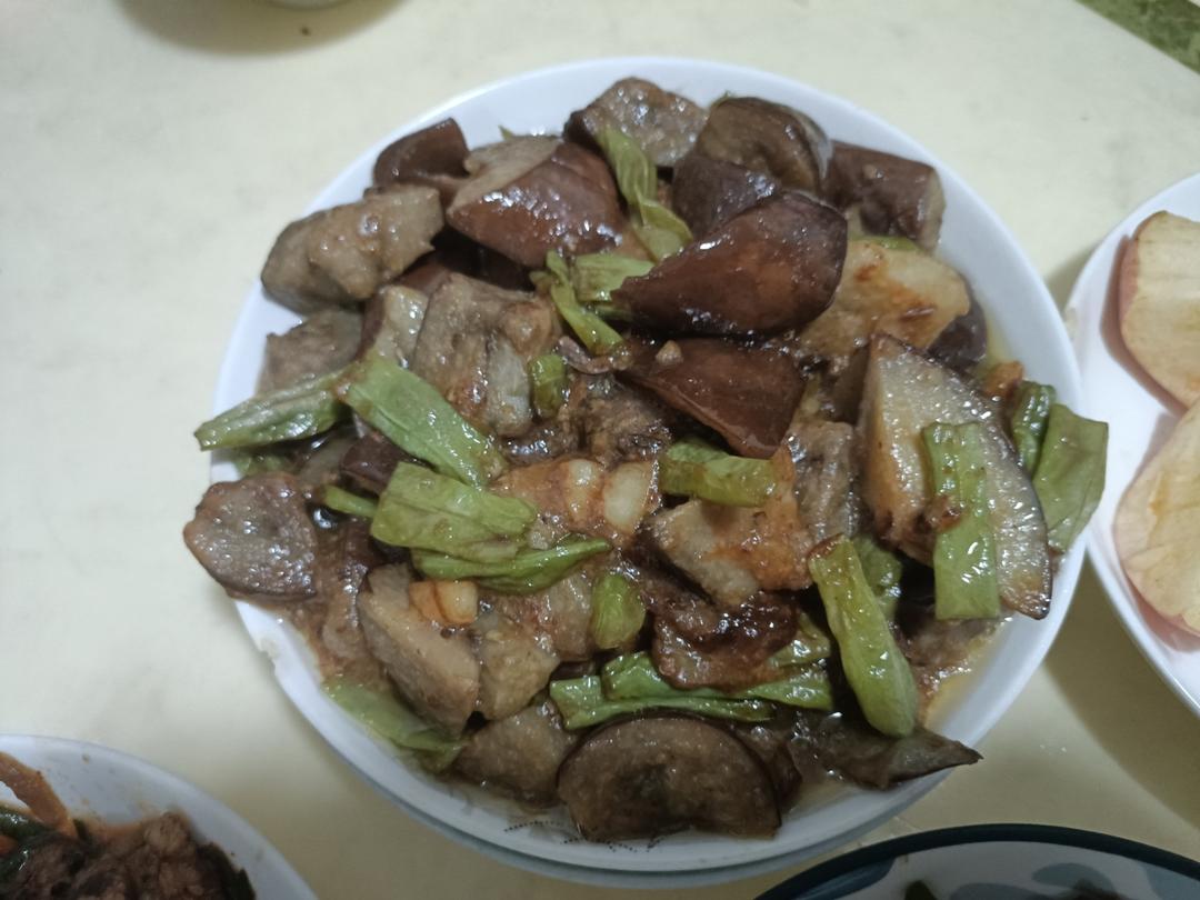 红烧茄子（佐西红柿尖椒）