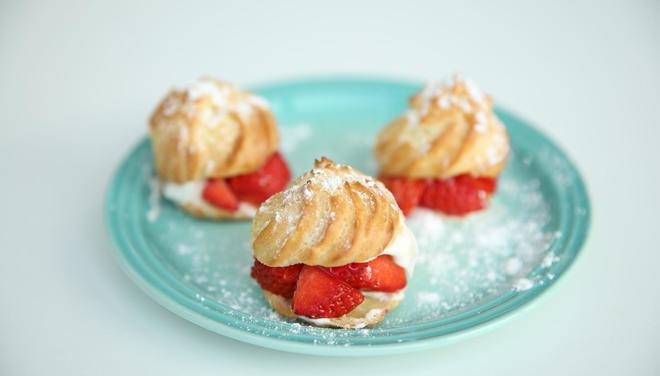 奇小脸厨房：超满足的草莓鲜果泡芙的做法