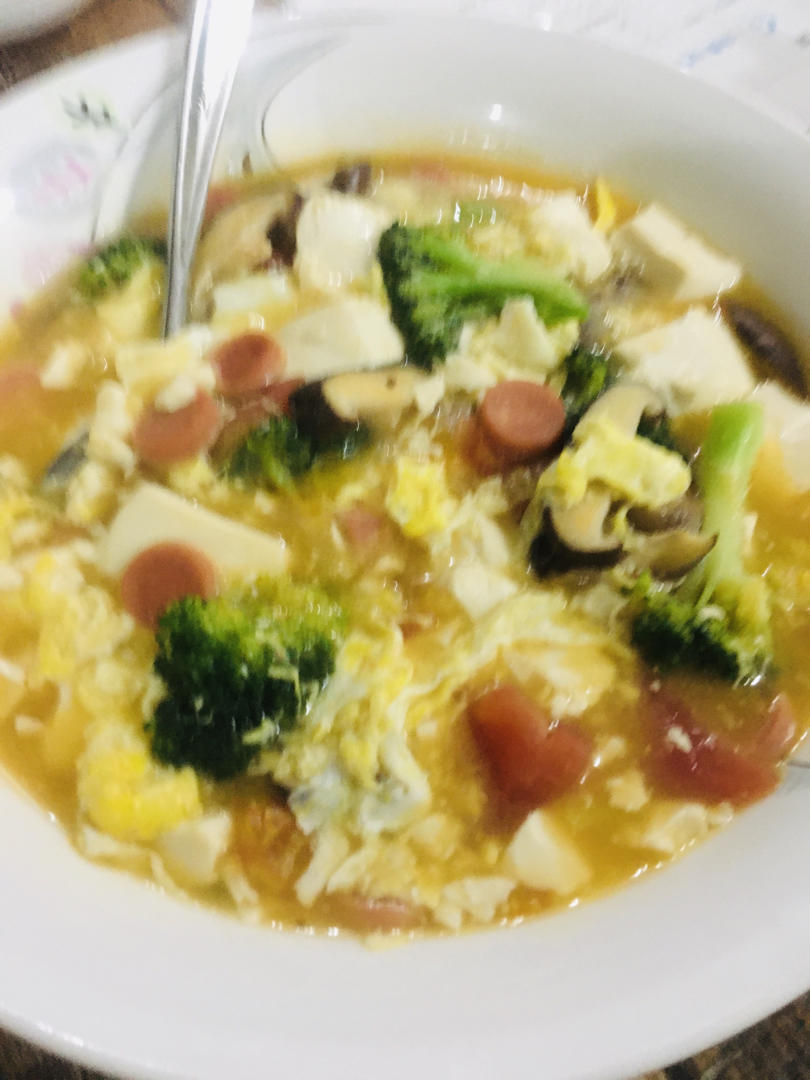 汤鲜味美，好吃到哭的番茄西兰花豆腐汤～