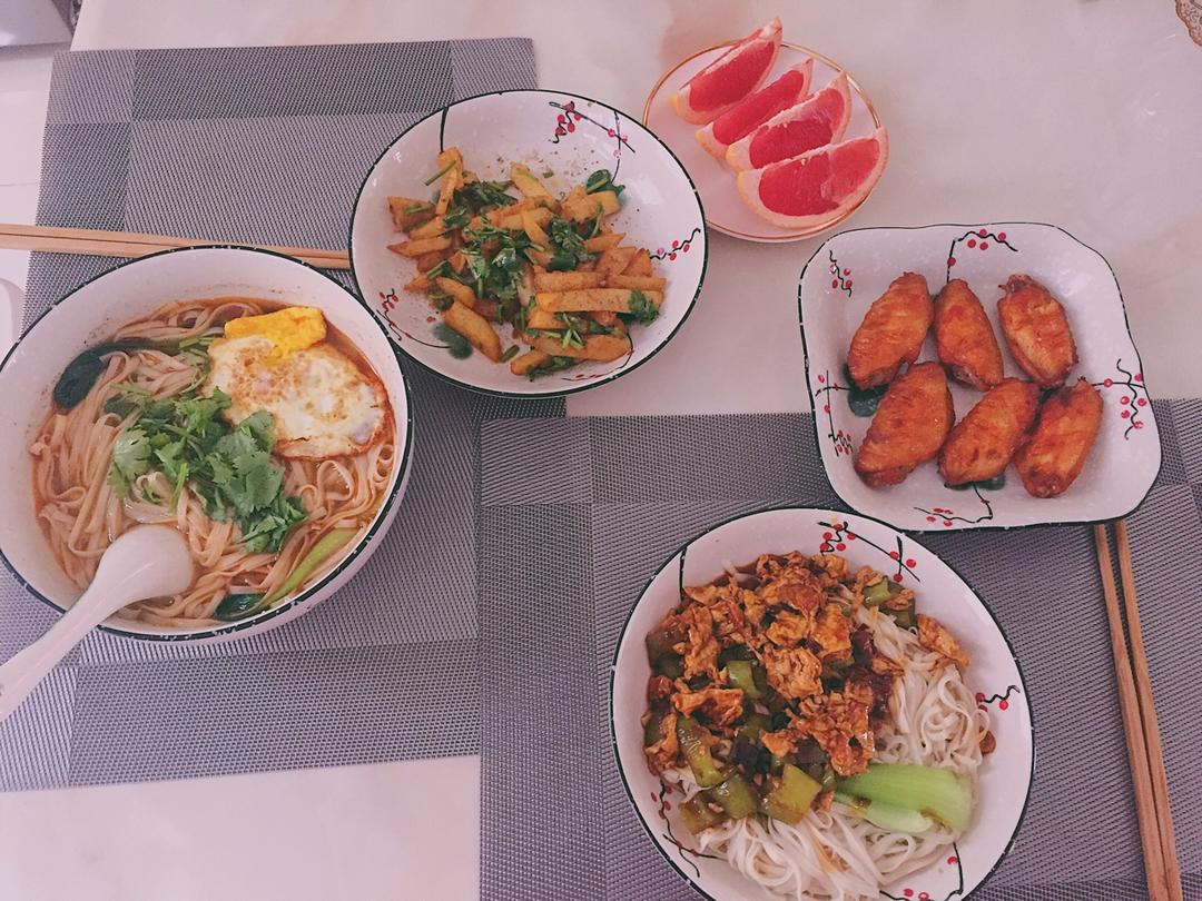 超级无敌美味懒人酸汤麻辣面（十分钟搞定色香味俱全）