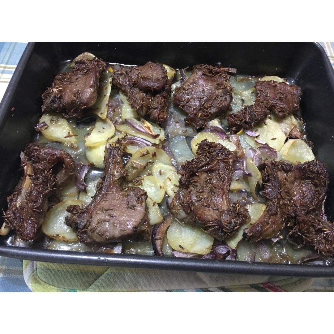 孜然羊排烤土豆