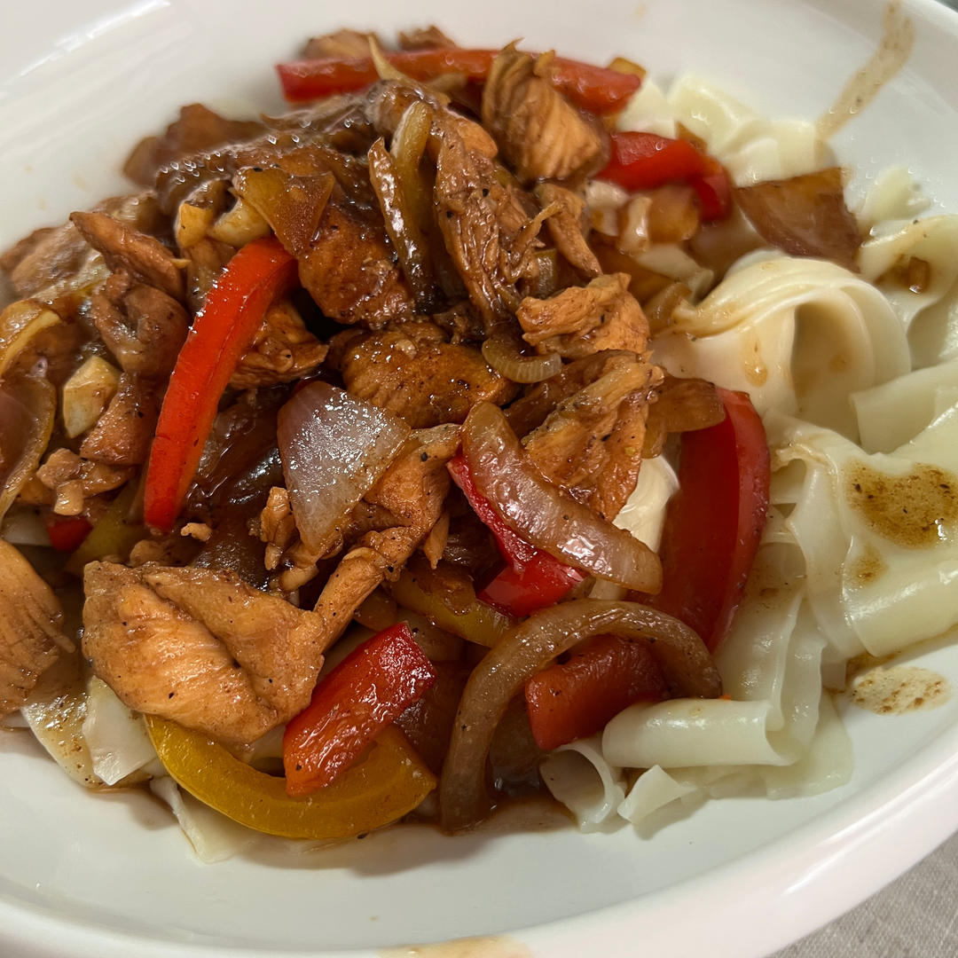 鸡胸肉红黄椒洋葱拌面