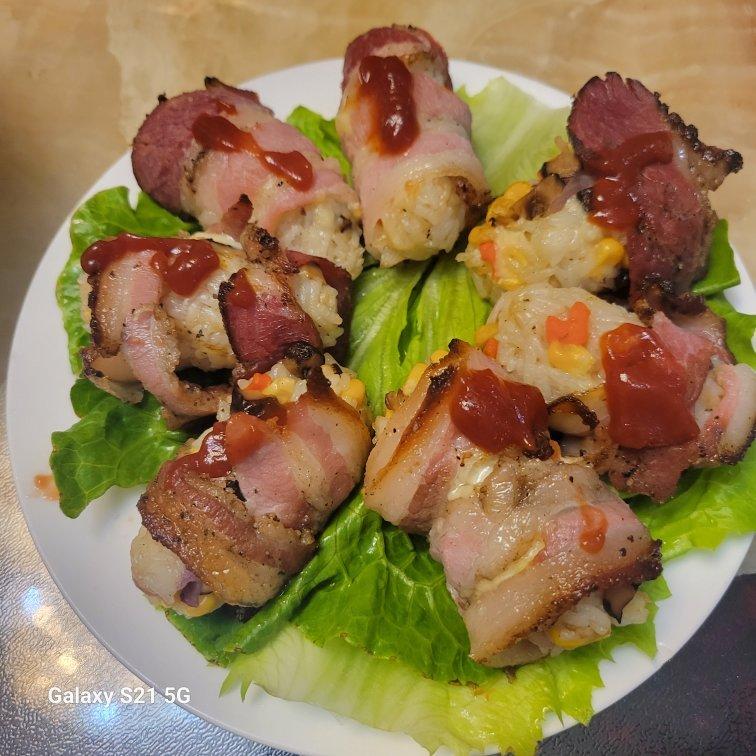 培根芝士饭团。剩米饭的神仙吃法，一上桌就被孩子抢光。也非常适合做便当