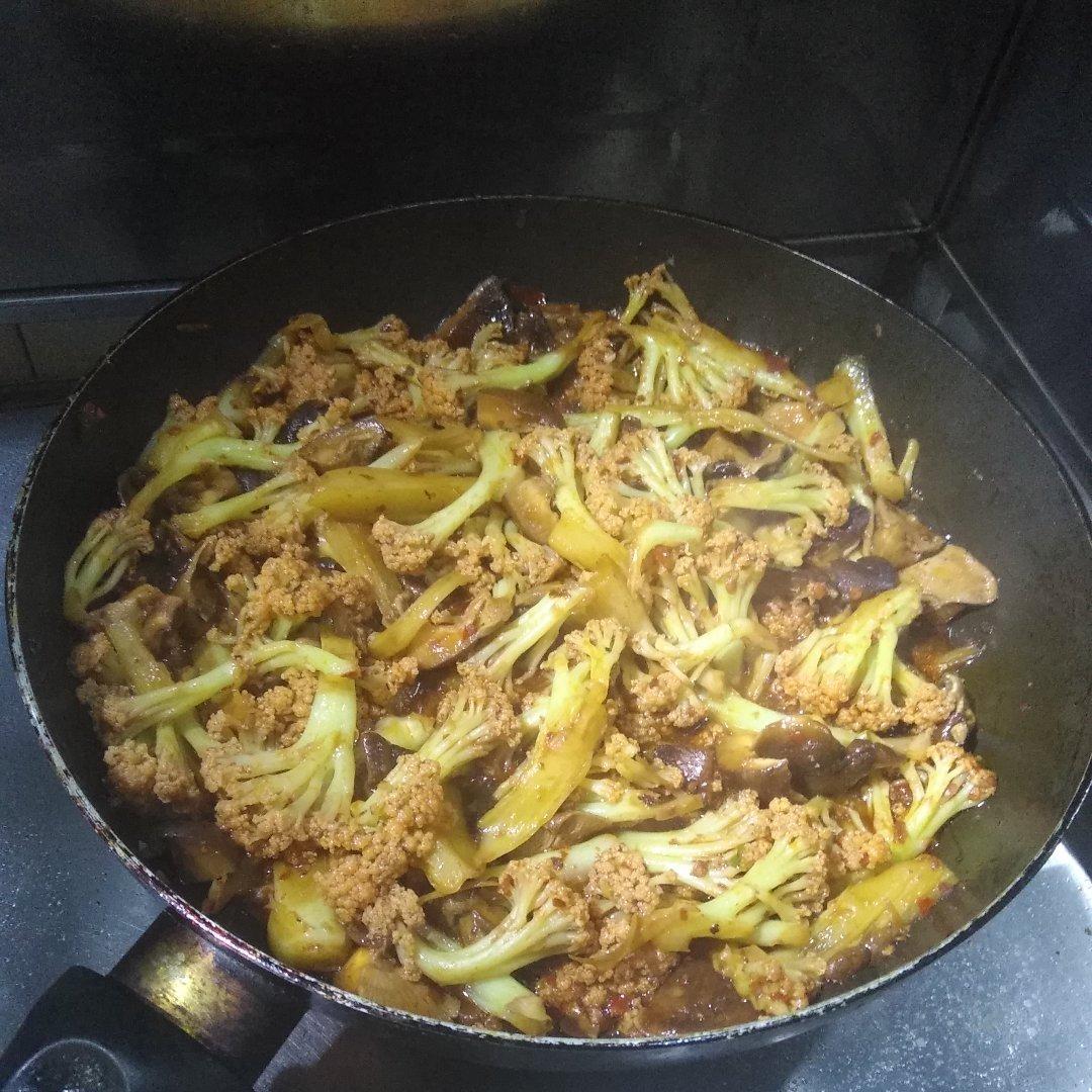 小米椒鲜香菇炒菜花