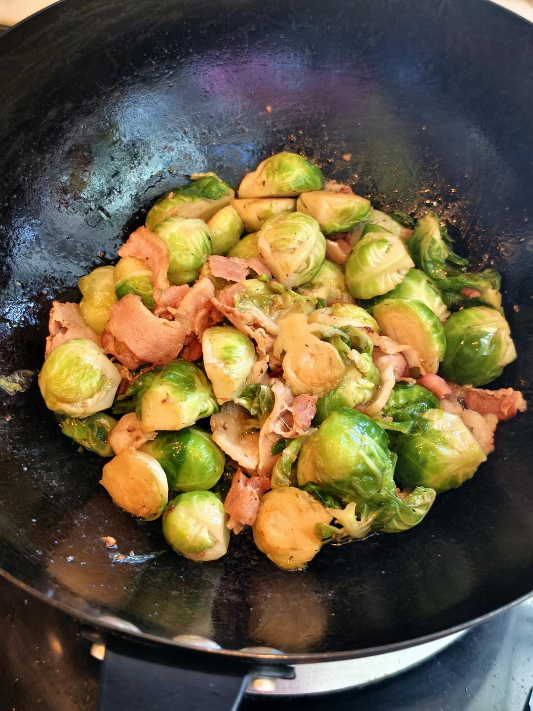 适合闺蜜聚会的小菜：黄油风味培根炒孢子甘蓝