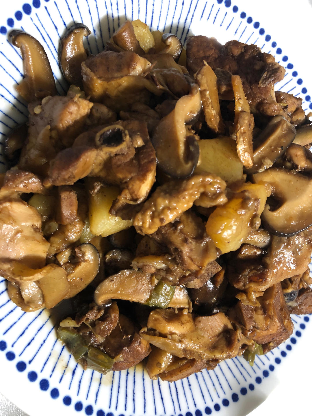 十几年不吃鸡肉的人吃了一盘子的小鸡炖香菇