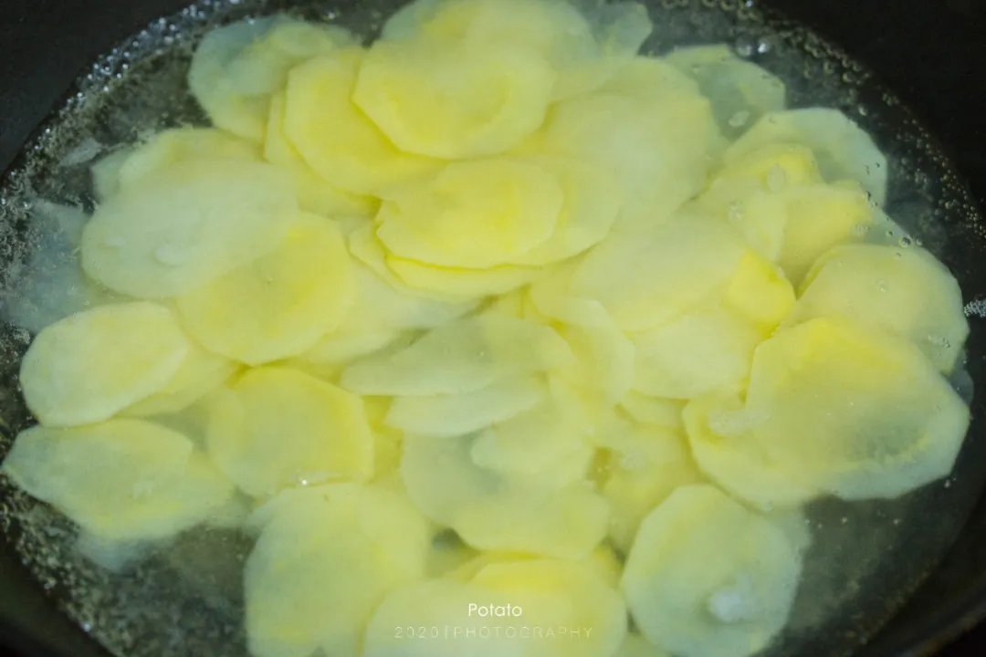 清炒紫苏土豆片，一道超级下饭的家常菜的做法 步骤4