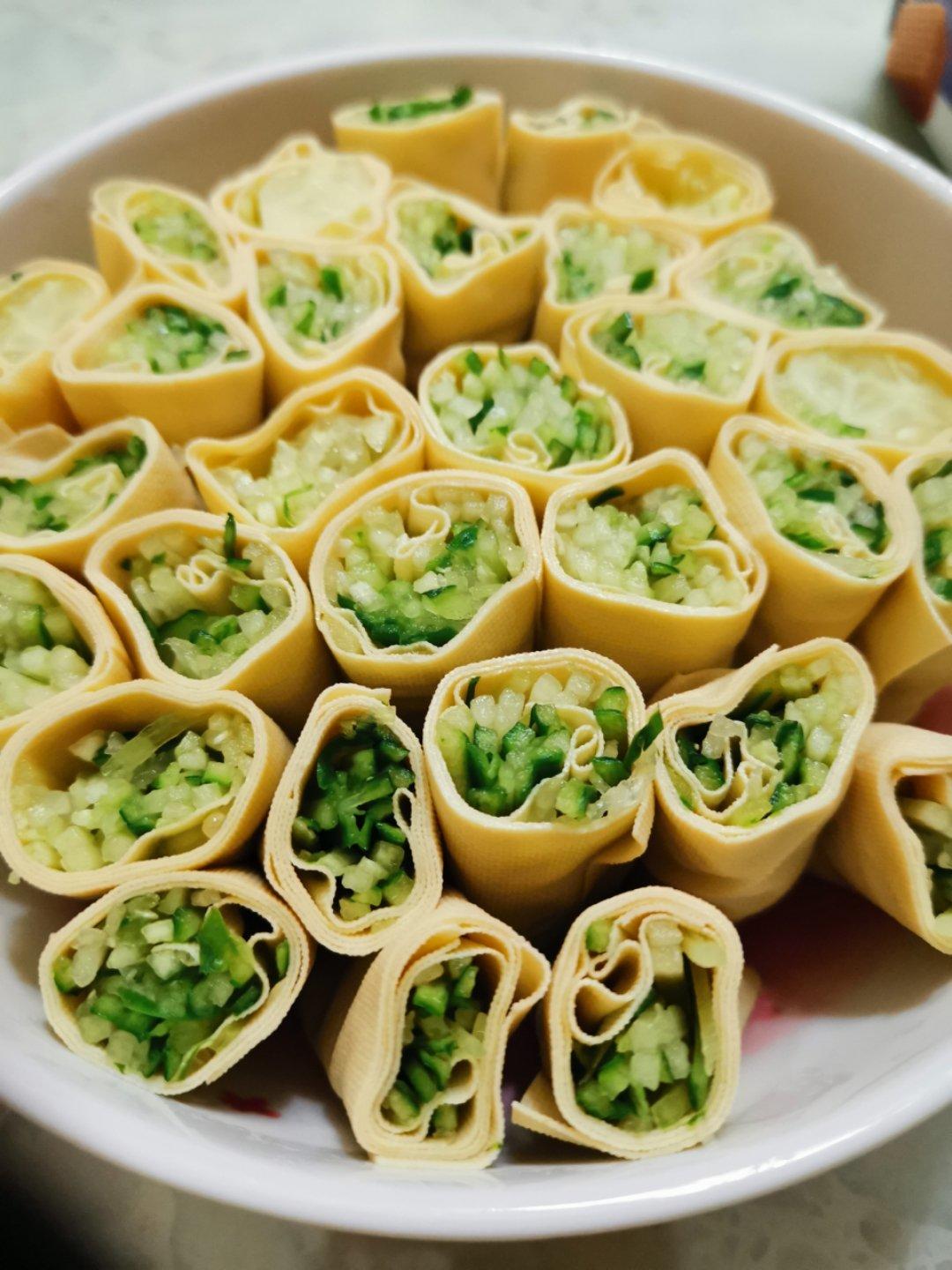 【春菜】这可能是最简单的菜谱了——东北的墨西哥鸡肉卷，干豆腐皮卷生菜黄瓜蘸酱