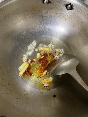 用红薯粉丝做的虾仁粉丝煲的做法 步骤5