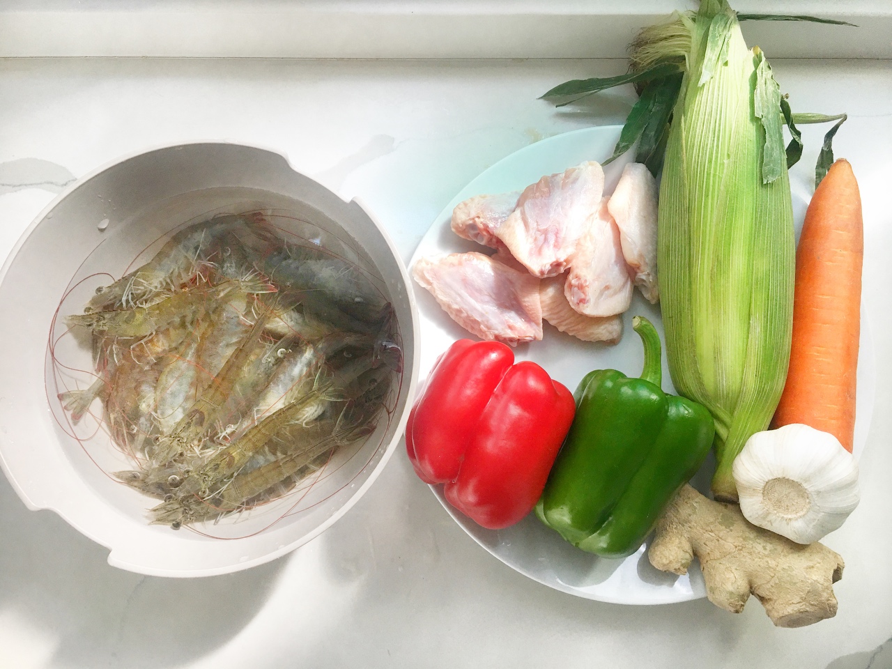 鲜香入味的鲜虾鸡翅玉米煲|美味一锅端的做法 步骤1