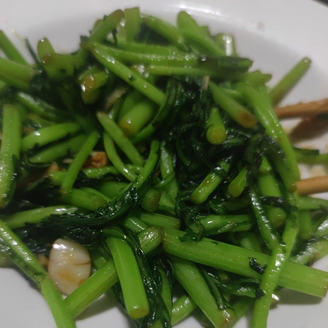 炒茼蒿（零失败巨好吃的快手菜）