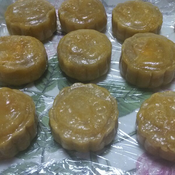 广式蛋黄莲蓉月饼