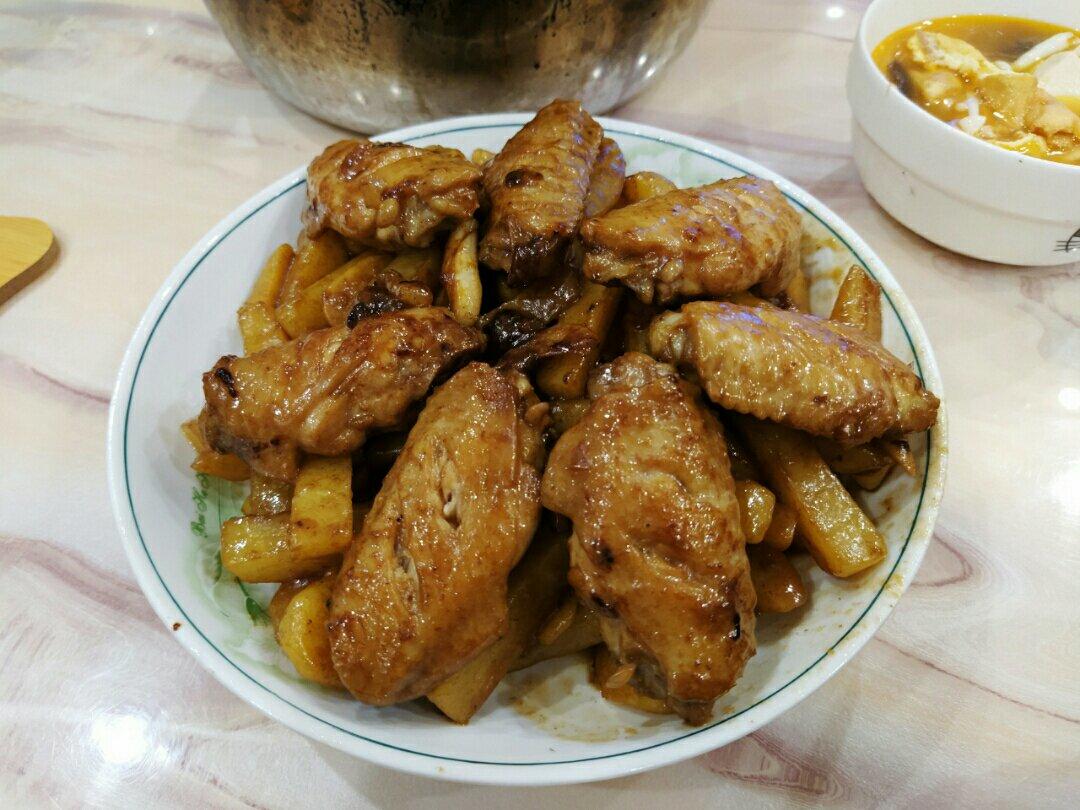 超入味的土豆焖鸡翅