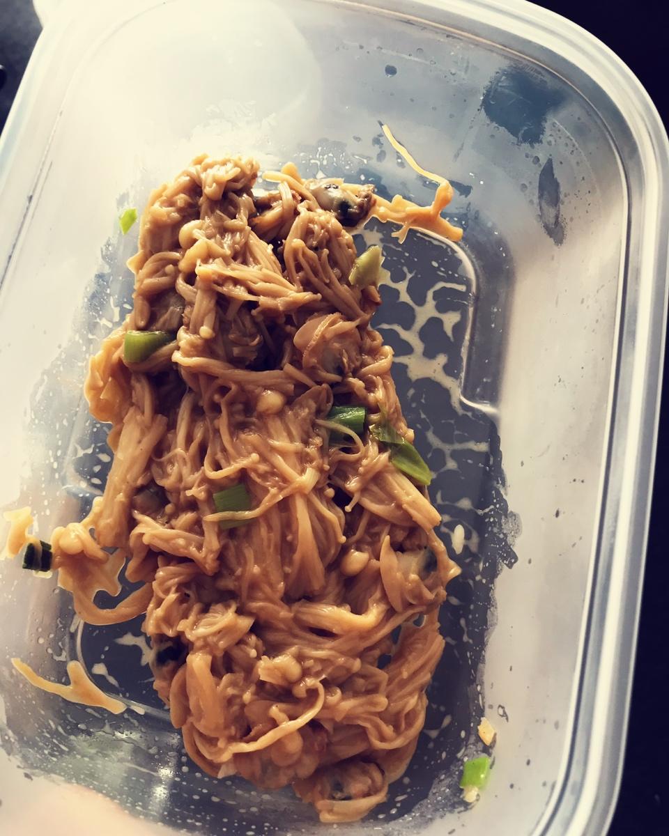 金针菇炒黄蚬子